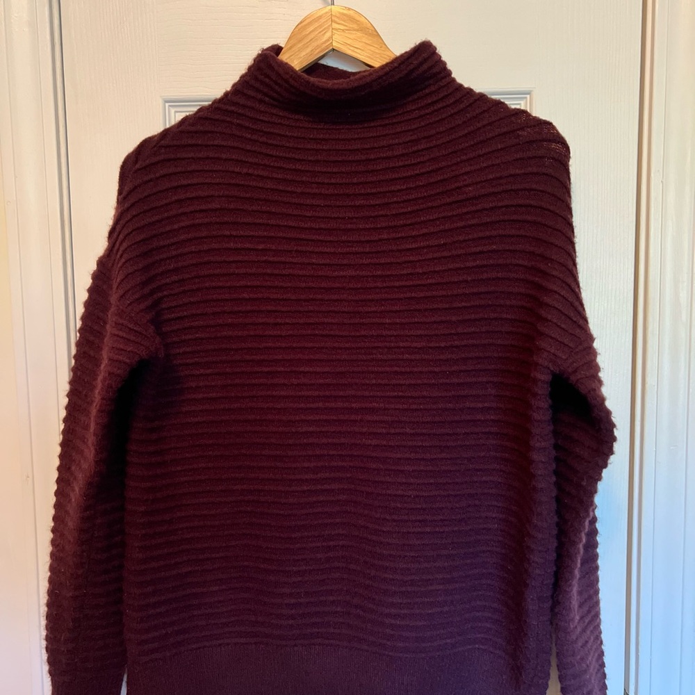 beachlunchlounge Tylee Ribbed Mock Neck Burgundy Sweater Size S/P - Picture 2 of 8